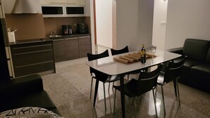Eine moderne Küche mit Essbereich, einschließlich eines für zwei gedeckten Tisches mit einer Champagnerflasche und Gläsern.
