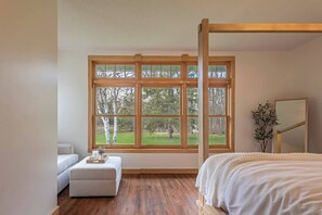 5 室のベッドルーム、デスク、アイロン / アイロン台、旅行用ベビーベッド