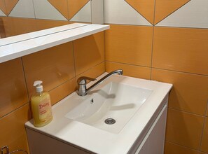 Ducha, secador de pelo, toallas