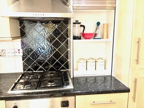 Kühlschrank, Mikrowelle, Ofen, Herdplatte