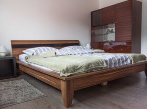 2 habitaciones, tabla de planchar con plancha, internet y ropa de cama 