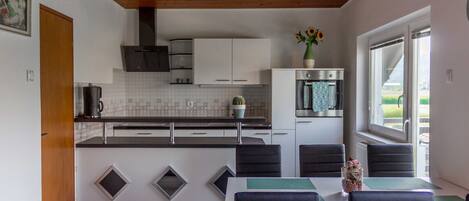 Fridge, oven, stovetop, dishwasher