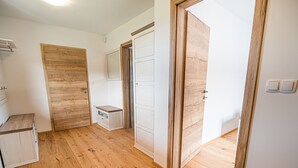 Una stanza con pavimento in legno, pareti bianche e un armadio a muro.