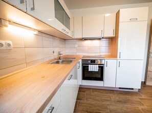 Kjøleskap, mikrobølgeovn, ovn og kokeplater