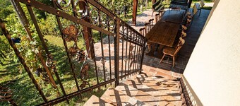 Serene Hollow Holiday Home with Mountain View - Two Bedroom Holiday Home with Mountain View