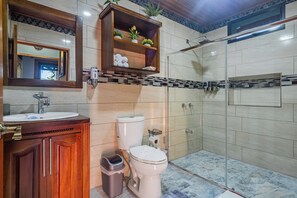 Douche, sèche-cheveux, serviettes fournies