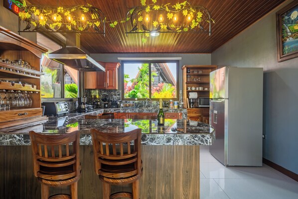 Geladeira, micro-ondas, cafeteira/chaleira, torradeira