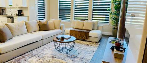 Una Smart TV, un futbolín, una pantalla de ordenador