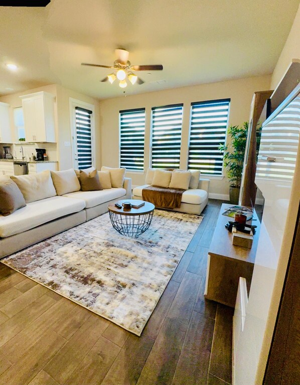 Una Smart TV, un futbolín, una pantalla de ordenador