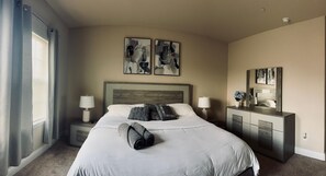 4 habitaciones, caja de seguridad en la habitación y escritorio 