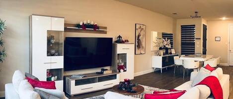 TV connectée, baby-foot, écrans d'ordinateur