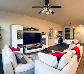 Una Smart TV, un futbolín, una pantalla de ordenador