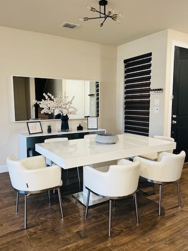 Spacious Family Home, Walk to Shops & Dining