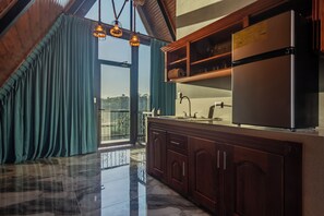 Een koelkast, een microgolfoven, een koffiezetapparaat/waterkoker