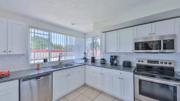 Kylskåp, mikrovågsugn, ugn och spishäll