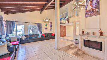 Smart-TV, Kamin, Bücher