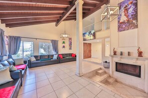 Älytelevisio, takka, kirjoja