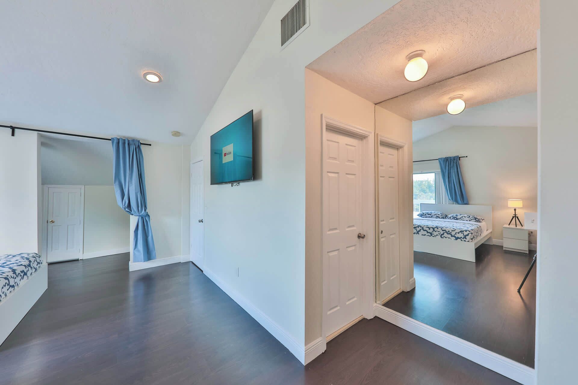 6 slaapkamers, een bureau, een strijkplank/strijkijzer, reisbedje