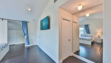 6 slaapkamers, een bureau, een strijkplank/strijkijzer, reisbedje