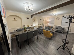 Superior House | Living area - 3BR House with Free WiFi All Over UK (London)