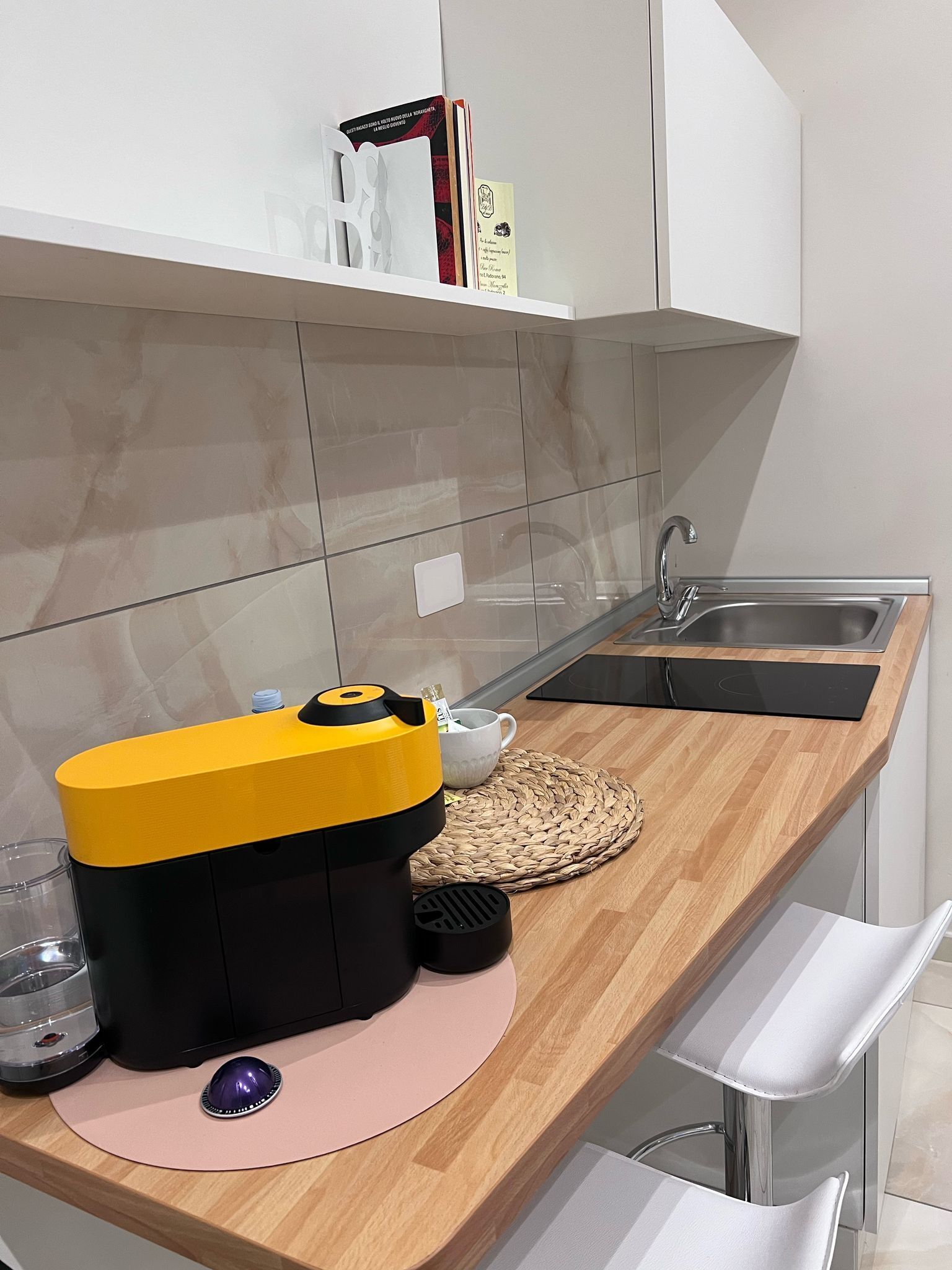 Kühlschrank, Mikrowelle, Herdplatte, Wasserkocher mit Kaffee-/Teezubehör