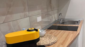 Kühlschrank, Mikrowelle, Herdplatte, Wasserkocher mit Kaffee-/Teezubehör