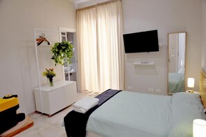 4 عدّة غرف نوم وخزنة داخل الغرفة وسرير سفر وواي فاي