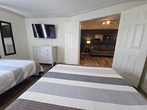 1 Schlafzimmer, Schreibtisch, Bügeleisen/Bügelbrett, Reisekinderbett