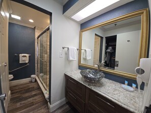 Hair dryer, towels, soap, shampoo - Disney Family Condo Heated Pool (Kissimmee)
