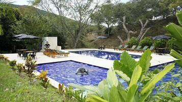 2 outdoor pools