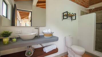 Superior Double Room, Lake View | Bathroom | Shower, towels, soap, shampoo