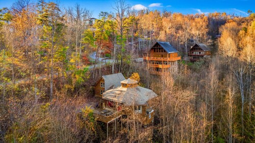 Smoky Mountain Chalet- Pool- Theater- Pool Table- Pet Friendly