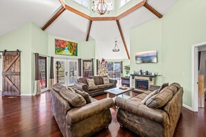 スマートテレビ、暖炉、書庫