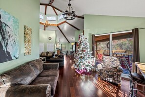 スマートテレビ、暖炉、書庫