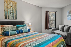 7 slaapkamers, een bureau, een strijkplank/strijkijzer, reisbedje