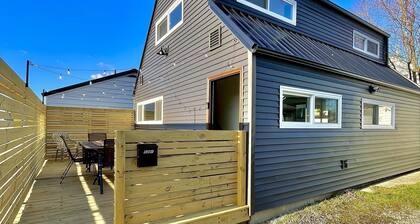 Carriage house! Close to hospital, firepit, outdoor dining