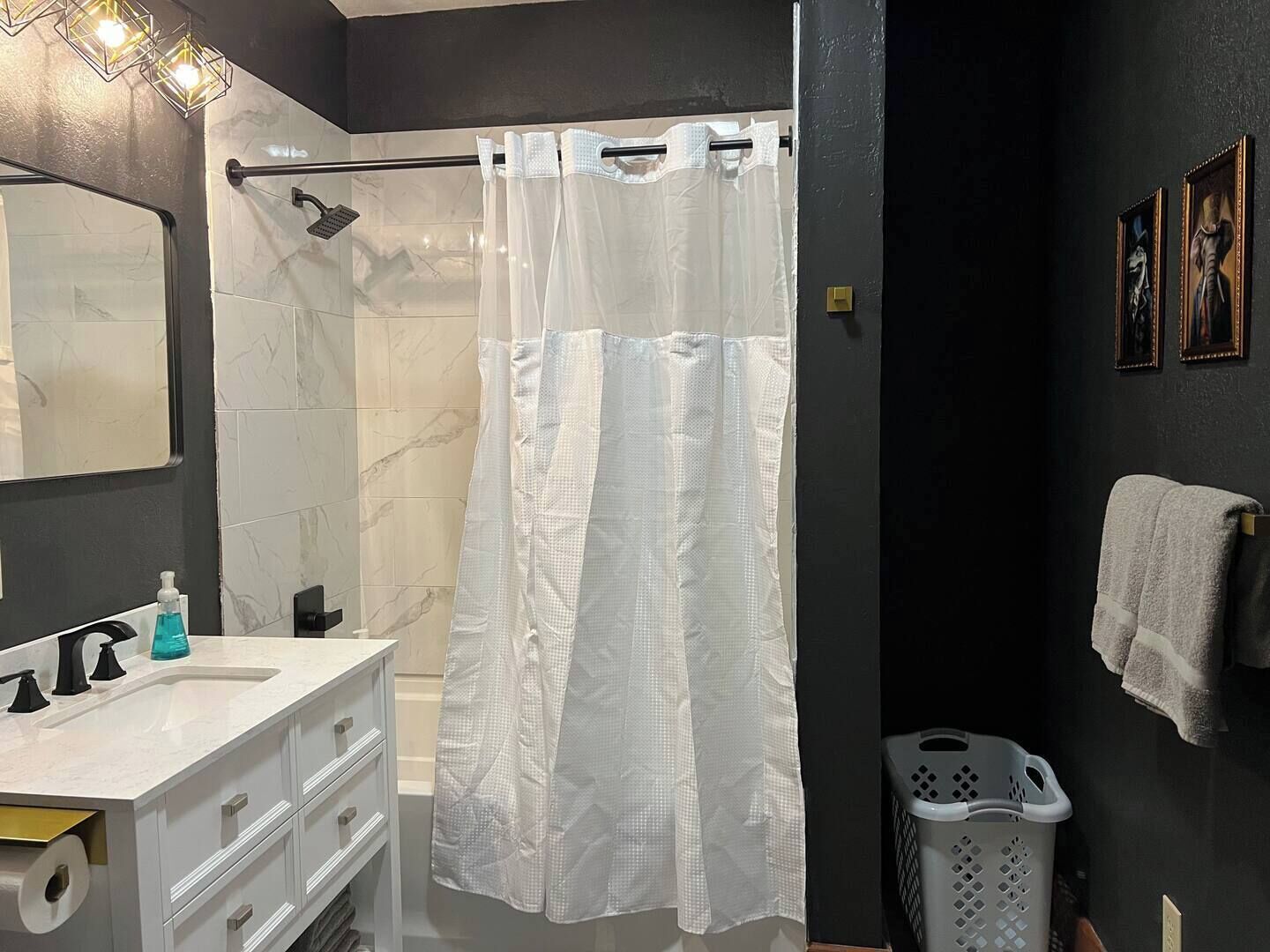 Douche, sèche-cheveux, serviettes fournies, savon