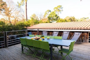 Outdoor dining - Cosy house in Les Abatilles, beach 1 km away (Arcachon)