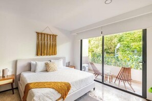 Een kluis op de kamer, een strijkplank/strijkijzer, gratis wifi