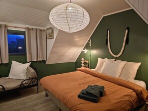 5 Schlafzimmer, Schreibtisch, Bügeleisen/Bügelbrett, Reisekinderbett