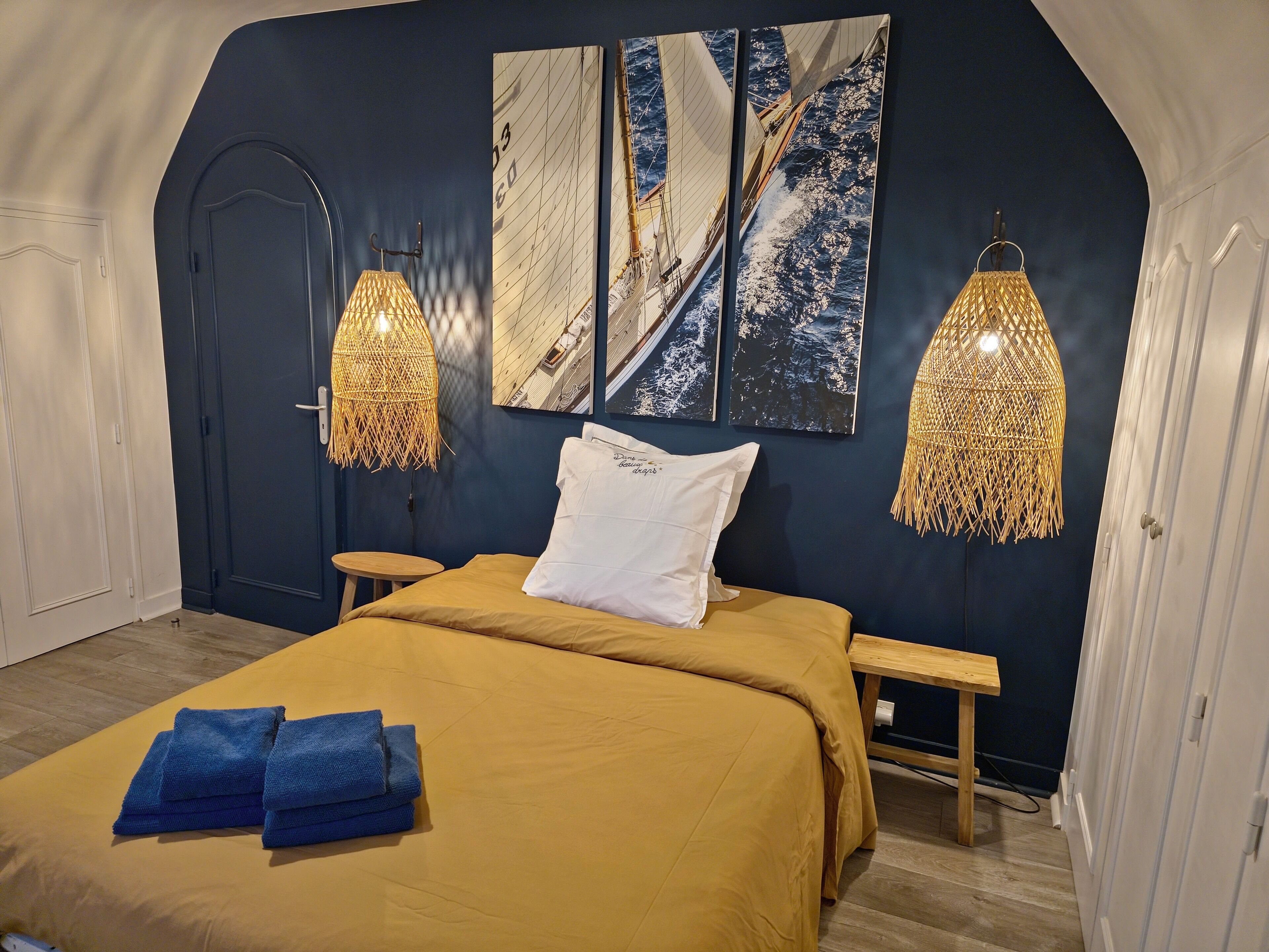 5 slaapkamers, een bureau, een strijkplank/strijkijzer, reisbedje