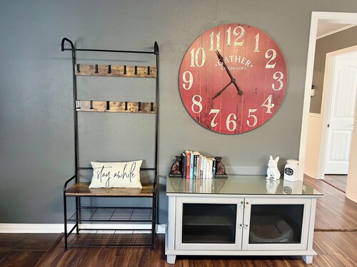 Sooke's Downtown Retreat; comfort and convenience in the heart of town!