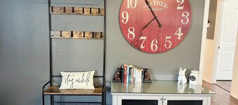 Sooke's Downtown Retreat; comfort and convenience in the heart of town!