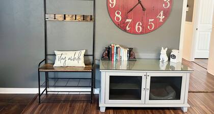 Sooke's Downtown Retreat; comfort and convenience in the heart of town!