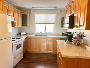 Kylskåp, mikrovågsugn, ugn och spishäll