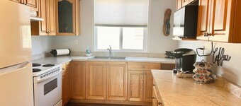 Sooke's Downtown Retreat; comfort and convenience in the heart of town!