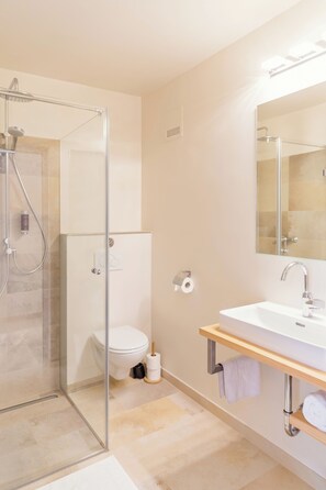 Basic Studio, Lake View | Bathroom | Hair dryer, towels, shampoo, toilet paper - Arndts Bootshaus (St. Gilgen)