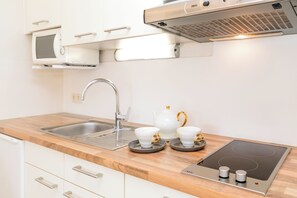 Studio – basic, utsikt mot innsjø | Eget kjøkken | Høy barnestol