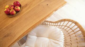Comfort-Apartment, Seeblick | Essbereich im Zimmer