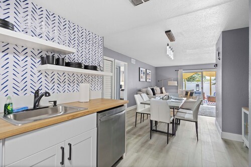 3BR Garden Condo, Fully Fenced | Near Siesta